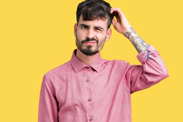 Jovem Homem Bonito Vestindo Camisa Rosa Sobre Fundo Isolado Confundir — Fotografia de Stock