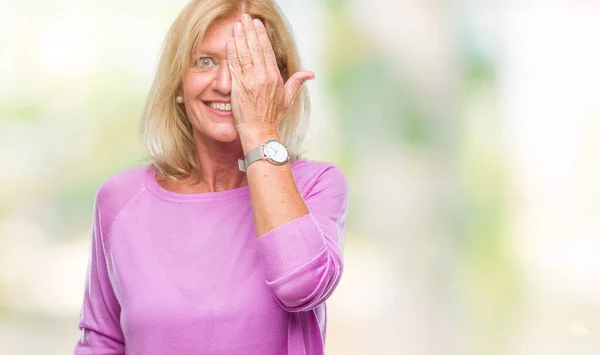 Blonde Frau Mittleren Alters Über Isoliertem Hintergrund Die Ein Auge — Stockfoto