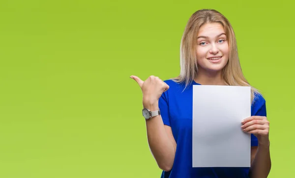 Mulher Branca Jovem Segurando Folha Papel Branco Sobre Fundo Isolado — Fotografia de Stock