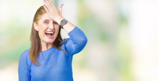 Schöne Reife Frau Mittleren Alters Winterpullover Über Isoliertem Hintergrund Überrascht — Stockfoto