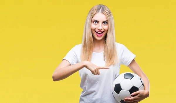 Joven Hermosa Mujer Rubia Sosteniendo Pelota Fútbol Sobre Fondo Aislado —  Fotos de Stock