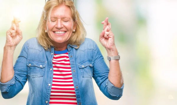 Blonde Frau Mittleren Alters Über Isoliertem Hintergrund Lächelnd Die Daumen — Stockfoto