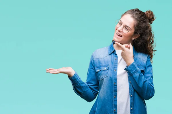 Bella Giovane Ragazza Bruna Capelli Ricci Indossare Occhiali Sfondo Isolato — Foto Stock