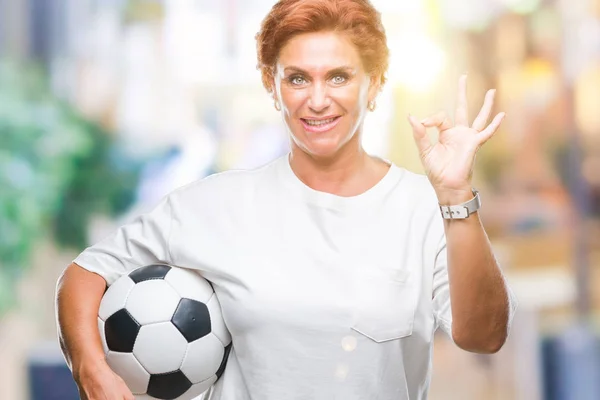 Atrractive Senior Caucasienne Rousse Femme Tenant Ballon Football Sur Fond — Photo