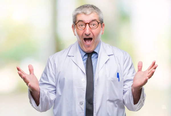 ハンサムな先輩医師 科学者専門職の人で白衣を着て狂気を祝う背景を分離し 腕の成功のため驚いて叫んで興奮発生と開いた目 勝者の概念 — ストック写真
