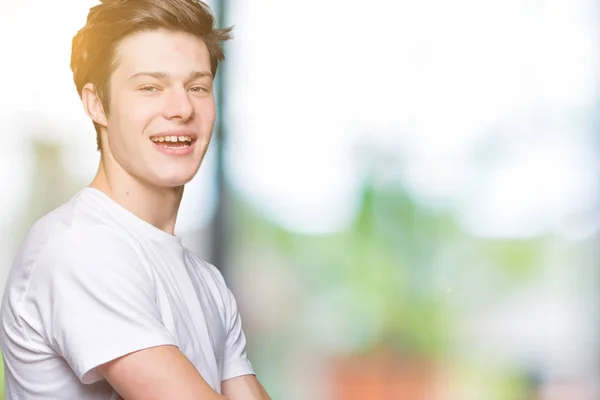 Der Junge Gutaussehende Mann Trägt Ein Legeres Weißes Shirt Über — Stockfoto