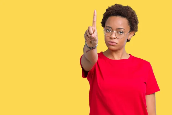 分離で眼鏡をかけて美しい若いアフリカ系アメリカ人女性を指と怒りの表現のポインティングを背景します — ストック写真