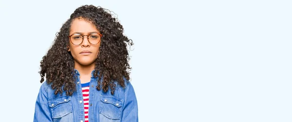 Mulher Bonita Nova Com Cabelo Encaracolado Usando Óculos Cético Nervoso — Fotografia de Stock