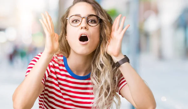 Hermosa Mujer Rubia Joven Con Gafas Sobre Fondo Aislado Asustado — Foto de Stock