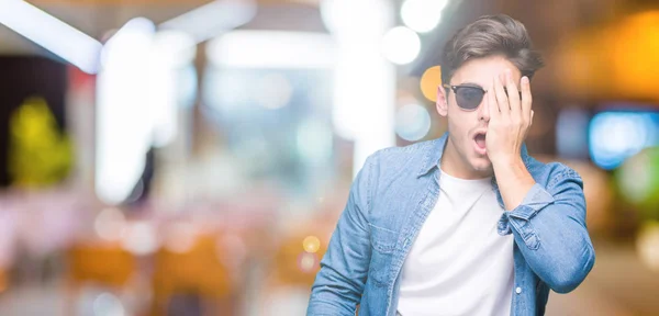 Joven Hombre Guapo Con Gafas Sol Sobre Fondo Aislado Bostezando —  Fotos de Stock