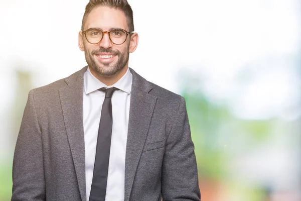 Joven Hombre Negocios Guapo Sobre Fondo Aislado Con Una Sonrisa —  Fotos de Stock