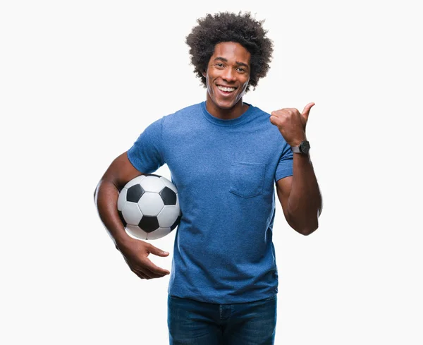 Afroamerikanischer Mann Hält Fußballball Über Isoliertem Hintergrund Und Zeigt Mit — Stockfoto