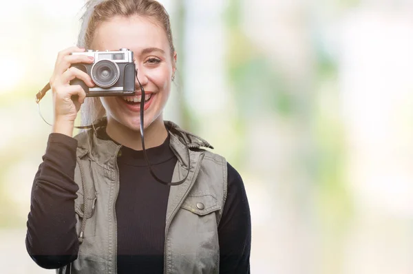 Młoda Kobieta Blonde Fotografowanie Pomocą Rocznika Kamery Białym Tle Szczęśliwy — Zdjęcie stockowe