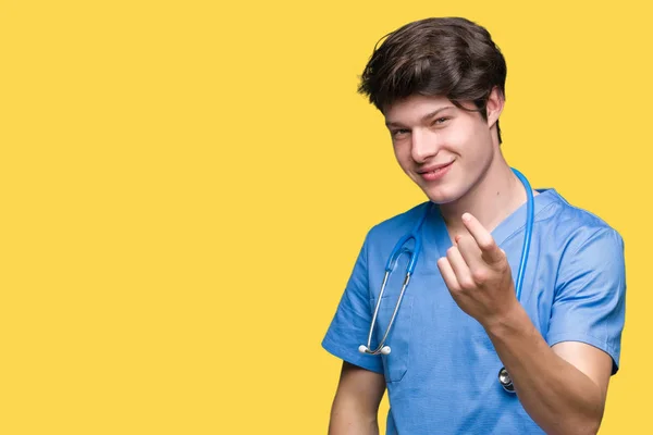 招き猫来てここで手を招いて幸せと笑顔とジェスチャー分離の背景に医療制服を着て若い医者 — ストック写真