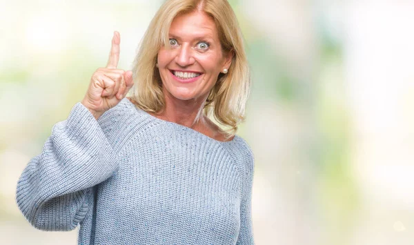 Mujer Rubia Mediana Edad Que Usa Suéter Invierno Sobre Fondo — Foto de Stock