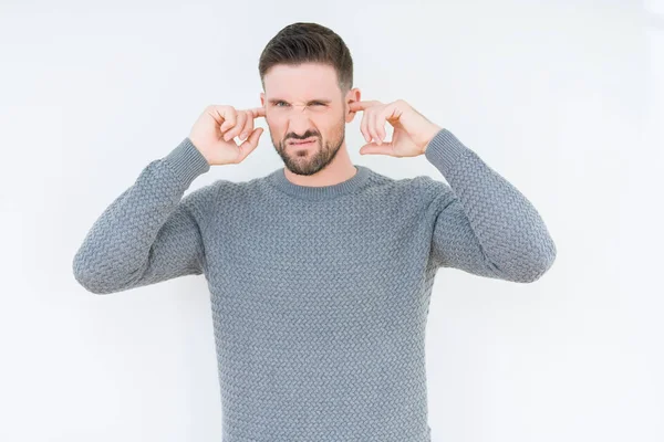 Jovem Homem Bonito Vestindo Camisola Casual Sobre Fundo Isolado Cobrindo — Fotografia de Stock