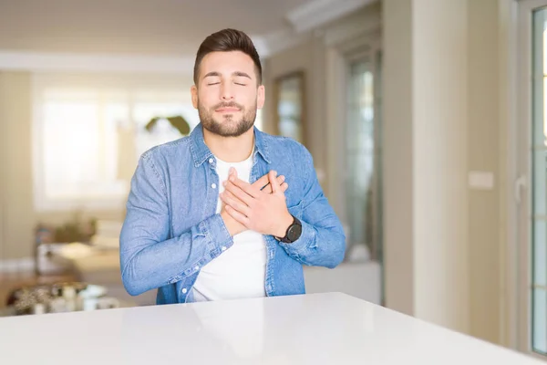 Jeune Homme Beau Maison Souriant Avec Les Mains Sur Poitrine — Photo