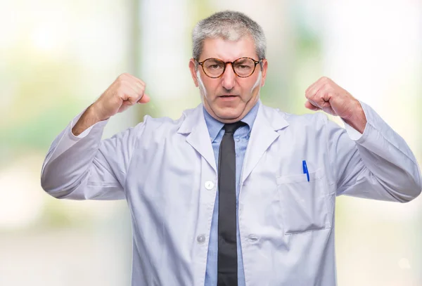 英俊的资深医生 科学家专业的人穿着白色外套在孤立的背景显示手臂肌肉微笑自豪 健身理念 — 图库照片