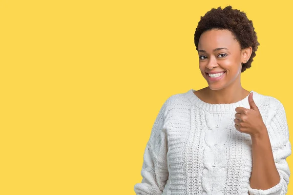 Hermosa Joven Afroamericana Mujer Con Suéter Sobre Fondo Aislado Haciendo —  Fotos de Stock