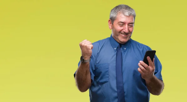 Hombre Mayor Guapo Que Envía Mensajes Texto Usando Teléfono Inteligente —  Fotos de Stock