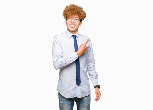 Joven Hombre Negocios Guapo Con Gafas Afro Vistiendo Alegre Con — Foto de Stock