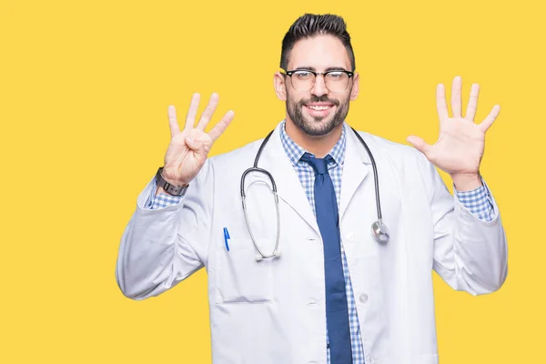 Bonito Jovem Médico Homem Sobre Fundo Isolado Mostrando Apontando Para — Fotografia de Stock