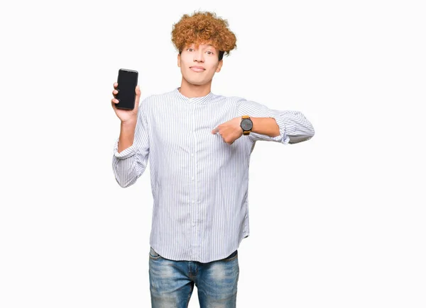 Молодой Красивый Мужчина Показывает Экран Смартфона Неожиданным Лицом Указывающим Пальцем — стоковое фото