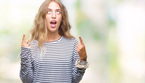 Mulher Loira Bonita Vestindo Listras Suéter Sobre Fundo Isolado Espantado — Fotografia de Stock