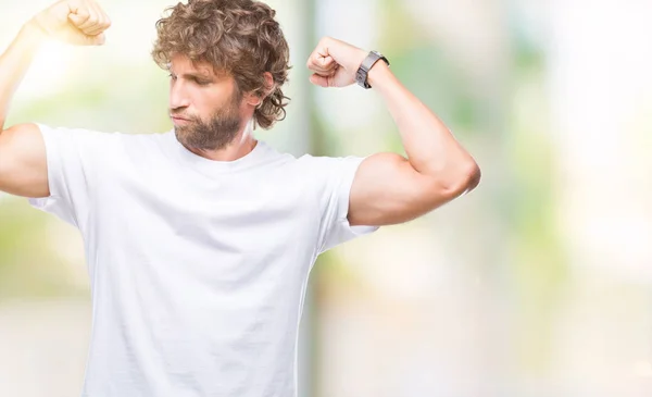 Bonito Homem Modelo Hispânico Sobre Fundo Isolado Mostrando Músculos Dos — Fotografia de Stock