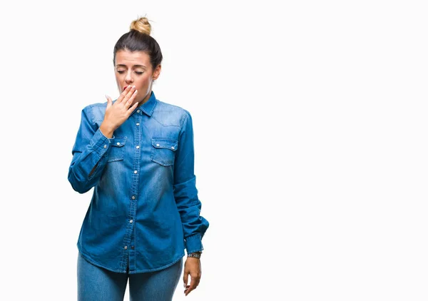 Giovane Bella Donna Sfondo Isolato Annoiato Sbadigliando Stanca Bocca Copertura — Foto Stock