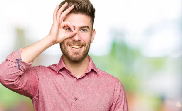 Jovem Bonito Homem Casual Negócios Fazendo Gesto Com Mão Sorrindo — Fotografia de Stock