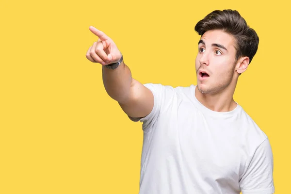 Joven Hombre Guapo Con Camiseta Blanca Sobre Fondo Aislado Señalando — Foto de Stock