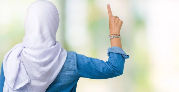 Arabische Frau Mittleren Alters Trägt Arabischen Hijab Über Isoliertem Hintergrund — Stockfoto