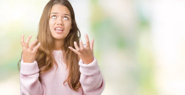 Mujer Morena Hermosa Joven Con Suéter Invierno Rosa Sobre Fondo —  Fotos de Stock