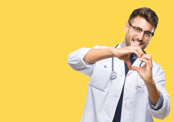 Joven Médico Guapo Sobre Fondo Aislado Sonriendo Amor Mostrando Símbolo — Foto de Stock