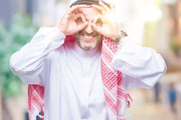 Homme Arabe Senior Portant Keffiyeh Sur Fond Isolé Faisant Geste — Photo