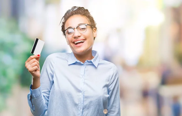 Chica Afroamericana Joven Sosteniendo Tarjeta Crédito Sobre Fondo Aislado Con —  Fotos de Stock