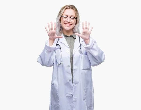 年轻的金发碧眼的医生妇女在孤立的背景显示和指着手指数字十 而微笑着自信和快乐 — 图库照片