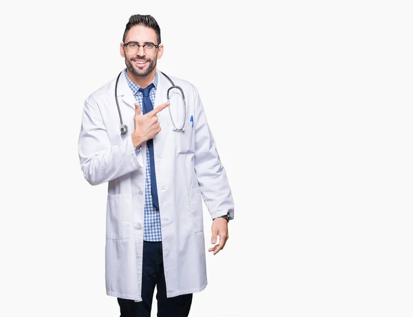 Schöner Junger Arzt Mit Isoliertem Hintergrund Fröhlich Mit Einem Lächeln — Stockfoto