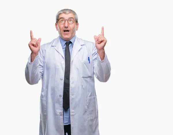 ハンサムな先輩医師 科学者専門職の人で白衣を着て分離びっくりし 驚き見て 指で指して 腕に発生の背景 — ストック写真