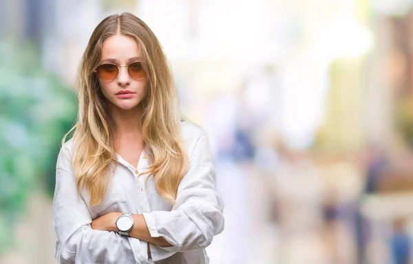 Jovem Mulher Loira Bonita Usando Óculos Sol Sobre Fundo Isolado — Fotografia de Stock