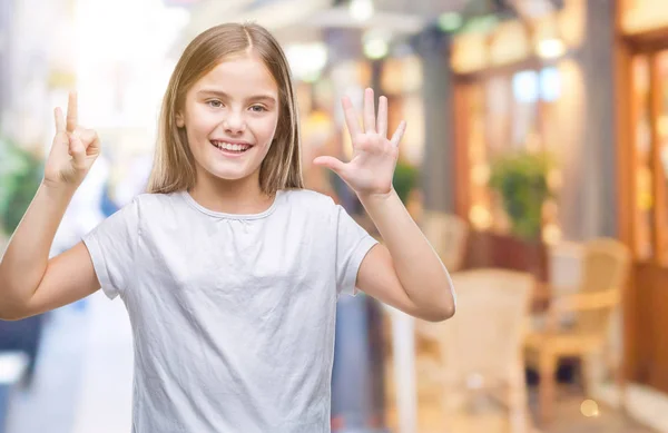 年轻美丽的女孩在孤立的背景显示和指向手指数七 而微笑着自信和快乐 — 图库照片
