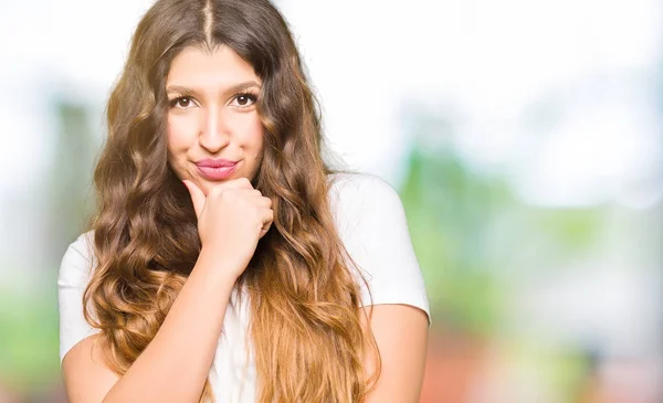 Jeune Belle Femme Portant Shirt Blanc Décontracté Regardant Avec Confiance — Photo