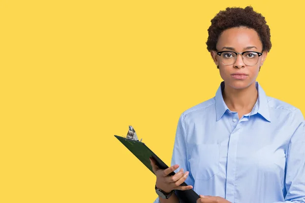 Giovane Afroamericana Imprenditori Donna Tenendo Appunti Sfondo Isolato Con Espressione — Foto Stock