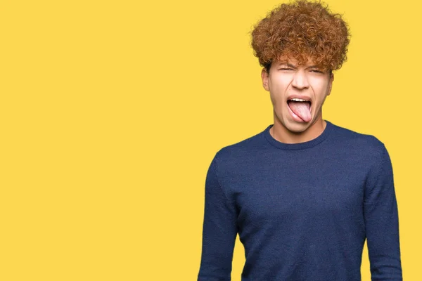 Jonge Knappe Man Met Afro Haar Steken Tong Uit Blij — Stockfoto