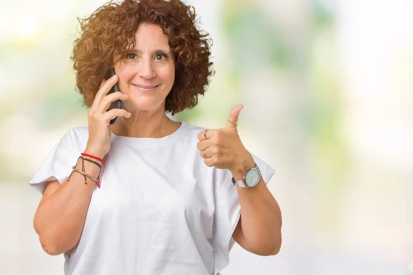 Seniorin Mittleren Alters Spricht Auf Smartphone Über Isolierten Hintergrund Glücklich — Stockfoto