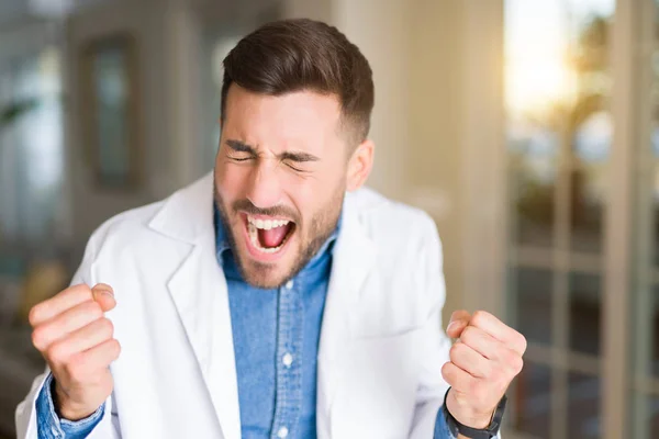 Yakışıklı Genç Gülümseyen Başarı Için Çığlık Adam Klinikte Çok Mutlu — Stok fotoğraf