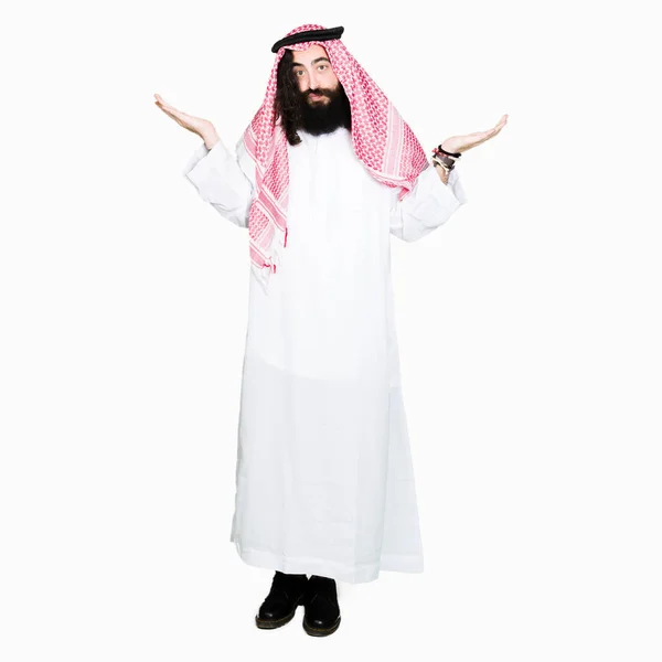 Arabischer Geschäftsmann Mit Langen Haaren Und Traditionellem Keffiyeh Schal Ahnungslos — Stockfoto