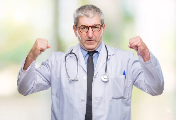 Stilig Senior Doktor Mannen Över Isolerade Bakgrund Visar Armar Muskler — Stockfoto