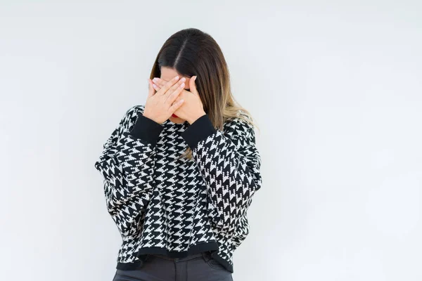 年轻女子穿着休闲毛衣在孤立的背景与悲伤的表情覆盖着脸与手 抑郁症的概念 — 图库照片